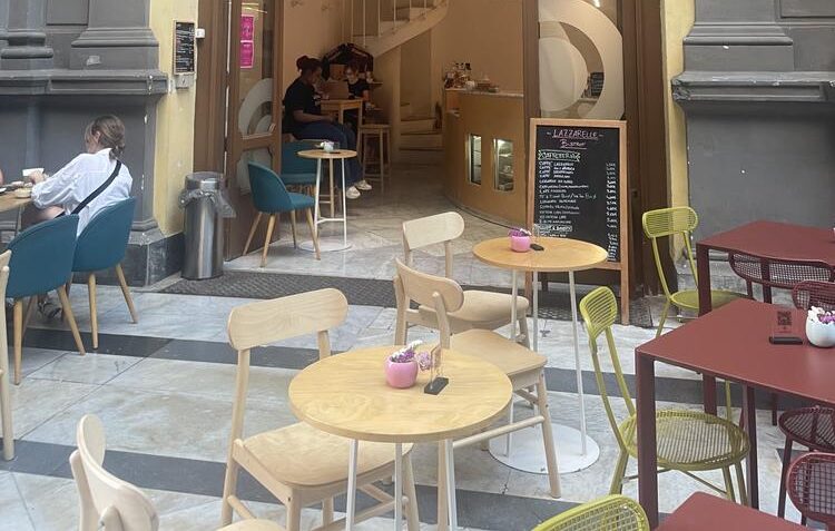 Lazzarelle Bistrot Galleria Principe di Napoli di fronte al MANN