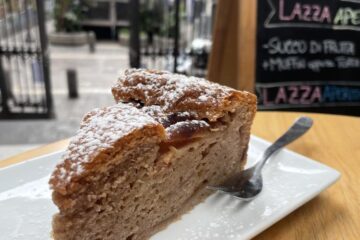Colazione vegan a Napoli - caff&egrave; biologico con latte di mandorla biologico e dolci vegan da Lazzarelle Bistrot
