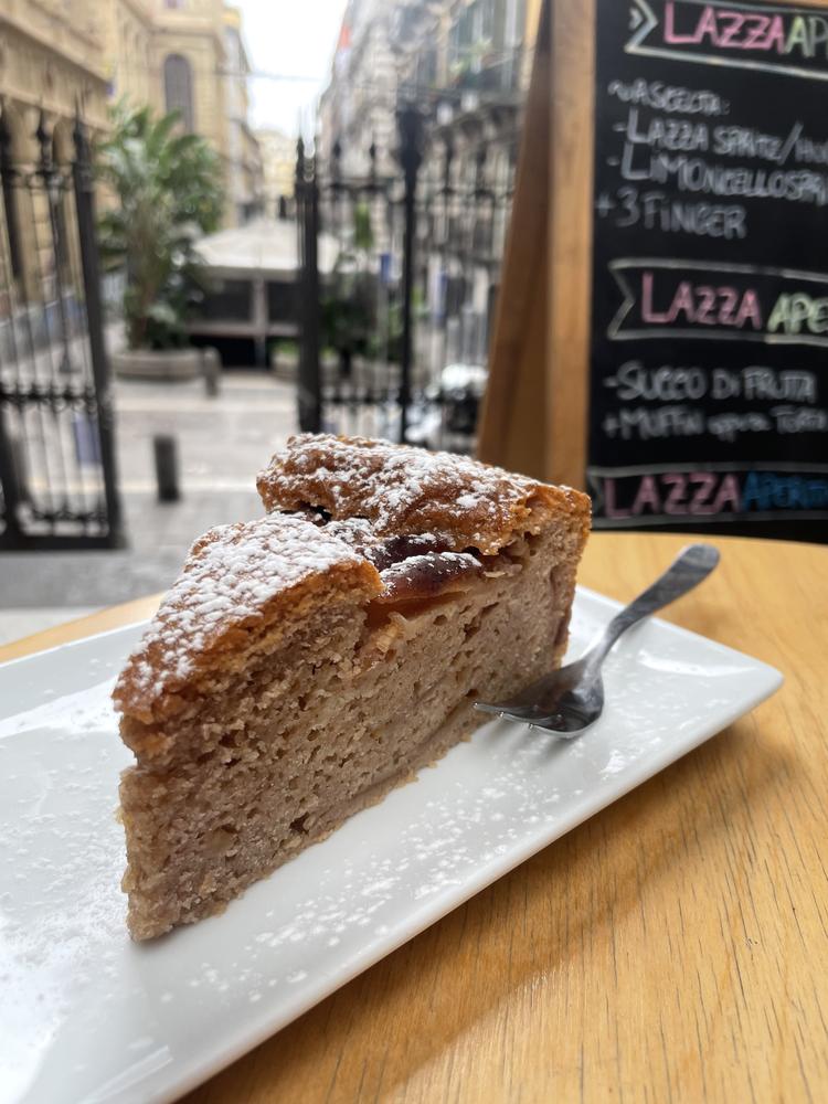 Colazione vegan a Napoli - caffè biologico con latte di mandorla biologico e dolci vegan da Lazzarelle Bistrot